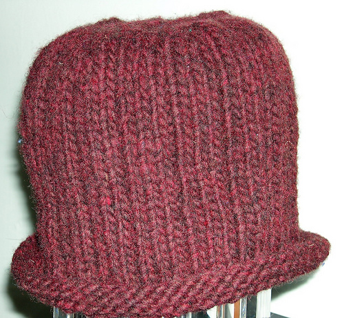 Cozy hat with a rolled brim and ribbed texture